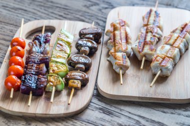 Izgara tavuk ve sebze şişleri