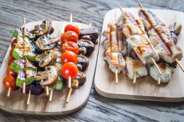 Izgara tavuk ve sebze şişleri