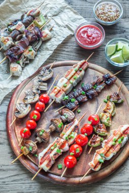 Izgara tavuk ve sebze şişleri