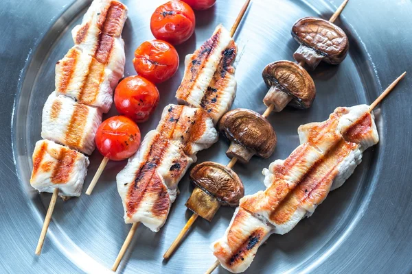 Grilled chicken and vegetable skewers — Stock Photo, Image