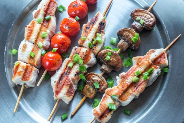 Gegrillte Hühner- und Gemüsespieße — Stockfoto