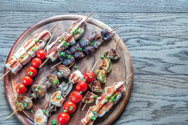 Grilled chicken and vegetable skewers — Stock Photo, Image