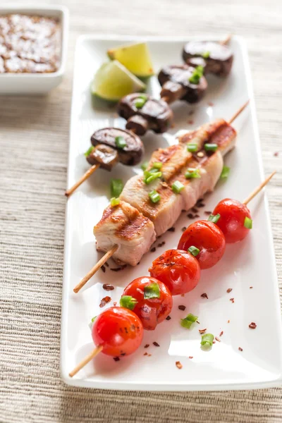 Grilled chicken and vegetable skewers — Stock Photo, Image