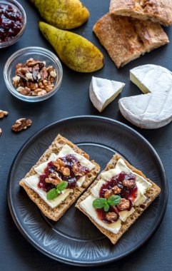 Ekmek camembert peyniri ve reçel ile