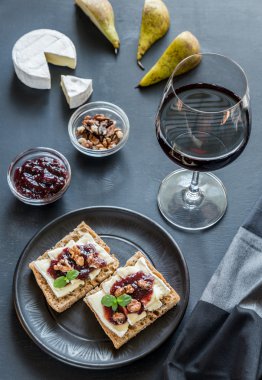 Ekmek camembert peyniri ve reçel ile