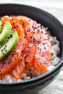 Beyaz pirinç somon ve avokado