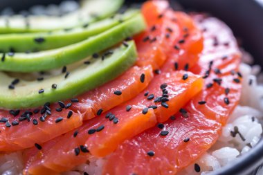 Beyaz pirinç somon ve avokado