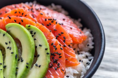 Beyaz pirinç somon ve avokado