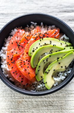 Beyaz pirinç somon ve avokado