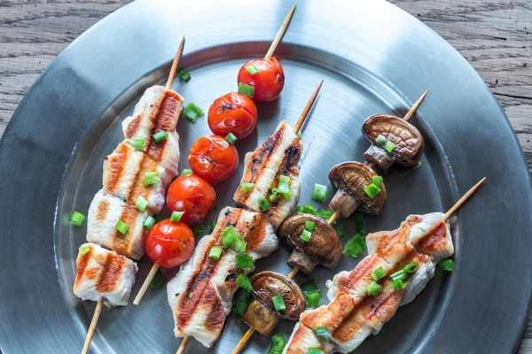 Grilled chicken and vegetables skewers — Stock Photo, Image