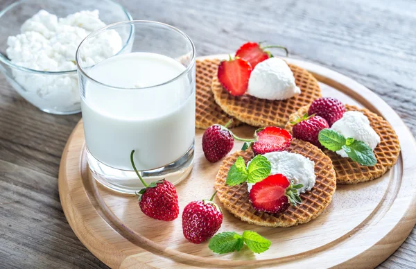 Belgian waffles with ricotta and strawberries — Stock Photo, Image