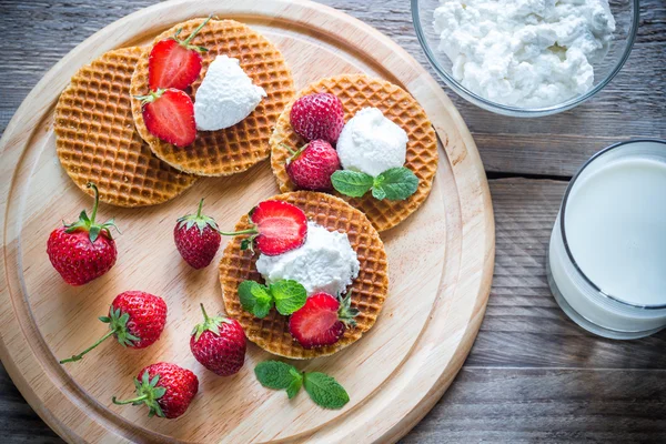 Belgian waffles with ricotta and strawberries — Stock Photo, Image