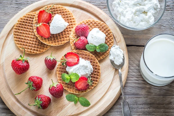 Belgian waffles with ricotta and strawberries — Stock Photo, Image