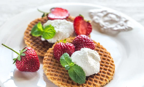 Gofres belgas con ricotta y fresas —  Fotos de Stock