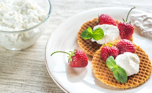 Belgian waffles with ricotta and strawberries — Stock Photo, Image