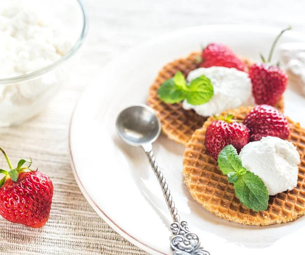 Belgian waffles with ricotta and strawberries — Stock Photo, Image