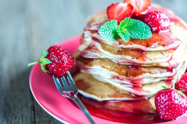 Pannenkoeken met aardbeienjam — Stockfoto