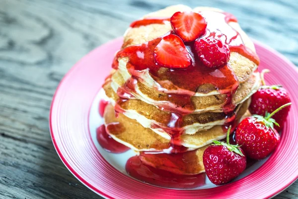 Frittelle con marmellata di fragole — Foto Stock