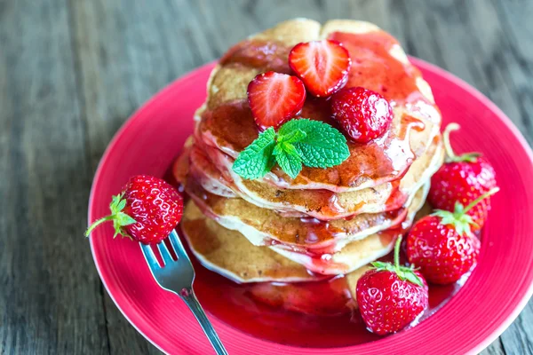 Panqueques con mermelada de fresa —  Fotos de Stock