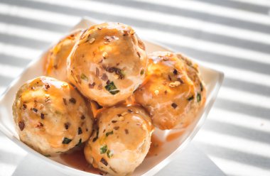 Tatlı biber sosu altında tavuk köfte