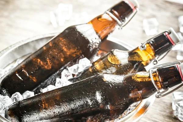 Botellas de cerveza en cubitos de hielo — Foto de Stock