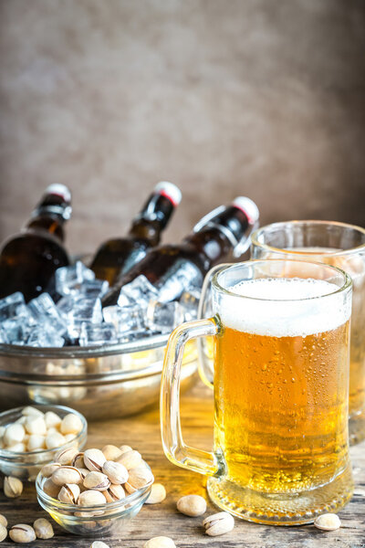 Бутылки и кружки пива
