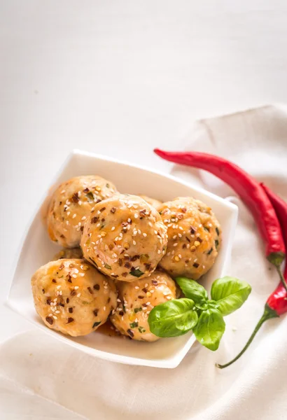 Albóndigas de pollo bajo salsa de chile dulce —  Fotos de Stock