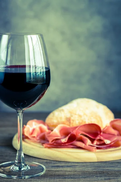 Красное вино с прошутто и чабатта — стоковое фото