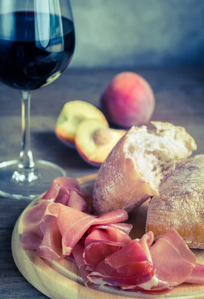 Vino tinto con jamón y ciabatta — Foto de Stock