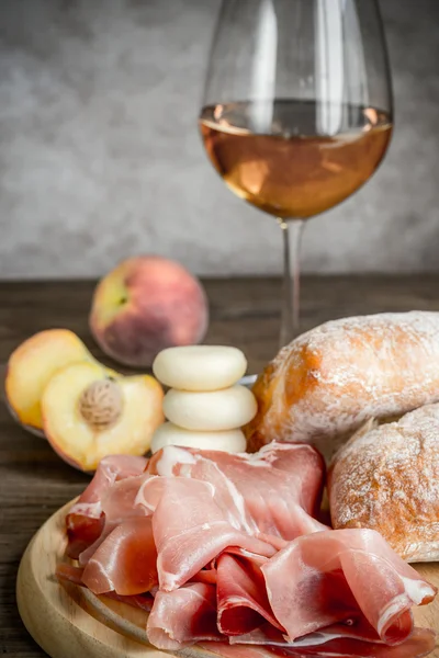 Vino blanco con jamón y ciabatta — Foto de Stock