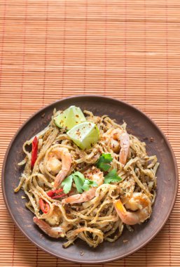 Tayland pirinç noodle ile karides kızarmış