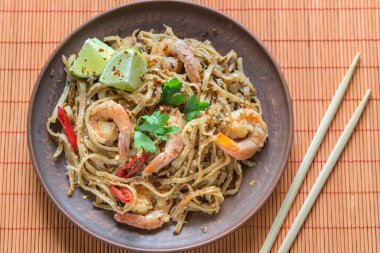 Tayland pirinç noodle ile karides kızarmış