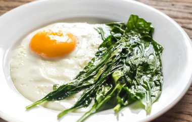 Sahanda yumurta ıspanaklı ahşap tablo