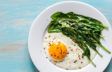 Sahanda yumurta ıspanaklı ahşap tablo