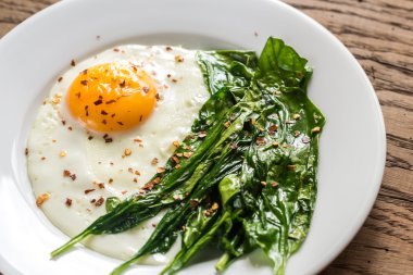 Sahanda yumurta ıspanaklı ahşap tablo