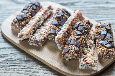 Granola barlar kurutulmuş çilek ve çikolata ile