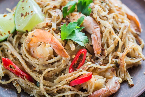 Nouilles de riz frit thaïlandais aux crevettes — Photo