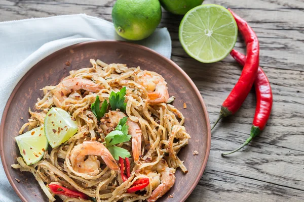 Tagliatelle di riso fritto tailandese con gamberetti — Foto Stock