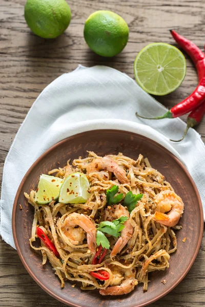 Tagliatelle di riso fritto tailandese con gamberetti — Foto Stock