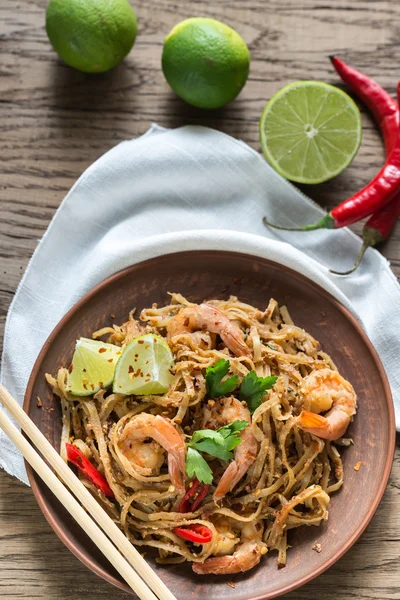 Tagliatelle di riso fritto tailandese con gamberetti — Foto Stock