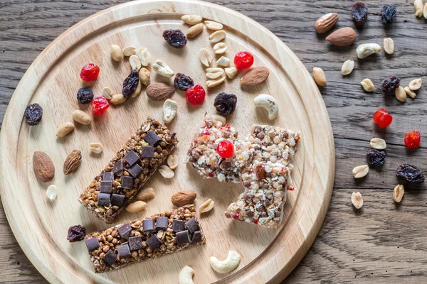 Müsliriegel mit getrockneten Beeren und Schokolade — Stockfoto