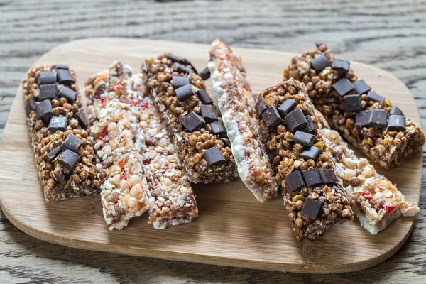 Granola bárok szárított bogyók és csokoládé — Stock Fotó