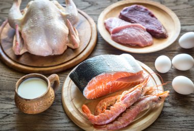 Protein diyeti: ahşap arka plan üzerinde ham ürünleri