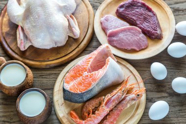 Protein diyeti: ahşap arka plan üzerinde ham ürünleri
