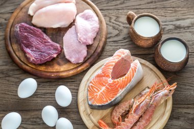 Protein diyeti: ahşap arka plan üzerinde ham ürünleri