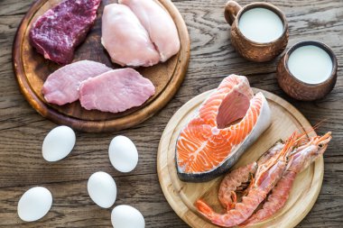 Protein diyeti: ahşap arka plan üzerinde ham ürünleri