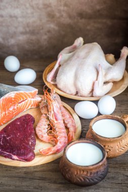 Protein diyeti: ahşap arka plan üzerinde ham ürünleri