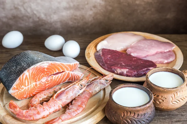 Dieta de proteína: produtos crus no fundo de madeira — Fotografia de Stock