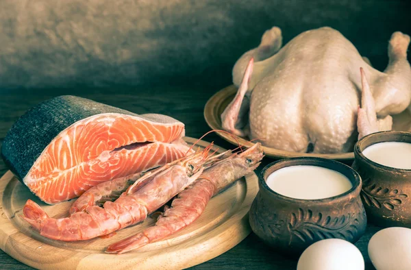 Dieta de proteína: produtos crus no fundo de madeira — Fotografia de Stock