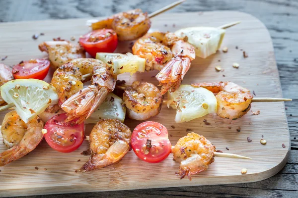 Spiesjes met garnalen — Stockfoto